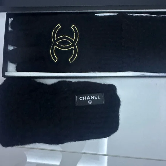 Authentic Chanel cashmere gloves !! One size! NWT - Picture 9 of 9